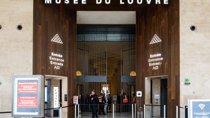 Les visiteurs ont tous été évacués après le cambriolage du Louvre à Paris, le 19 octobre 2025. (OLIVIER CORSAN / MAXPPP)