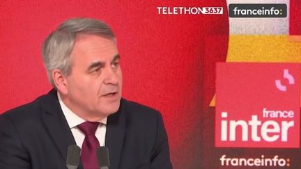 Xavier Bertrand, président LR de la région des Hauts-de-France, le 7 décembre 2025 dans Questions politiques. (FRANCE INTER / RADIO FRANCE)