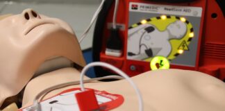 Arrêt cardiaque: comment la technologie, du défibrillateur à domicile aux applis, peut sauver des vies