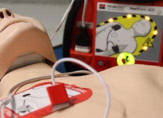 Arrêt cardiaque: comment la technologie, du défibrillateur à domicile aux applis, peut sauver des vies