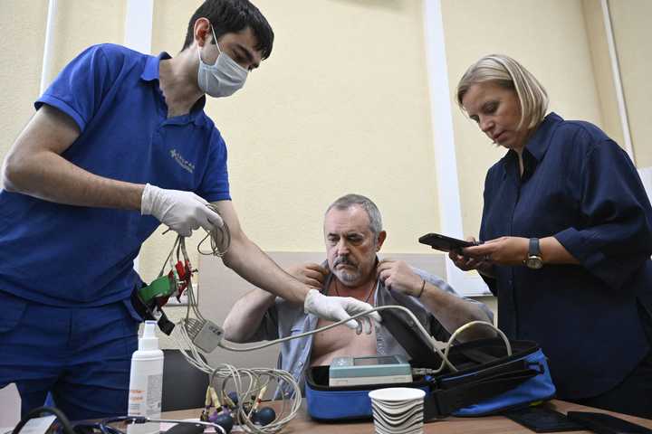 L'opposant russe Boris Nadejdine est examiné par des secouristes après un malaise durant son audience au tribunal de Dolgoproudny, dans la banlieue de Moscou, le 17 juillet 2026. (ALEXANDER NEMENOV / AFP)