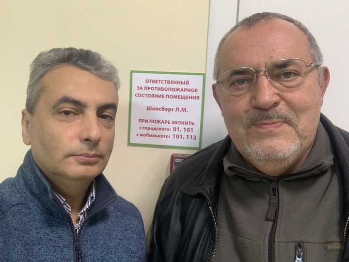 Boris Nadejdine a partagé une photographie non datée où il apparaît aux côtés de Lev Chlosberg, figure du parti Iabloko. (BORIS NADEJDINE / TELEGRAM)