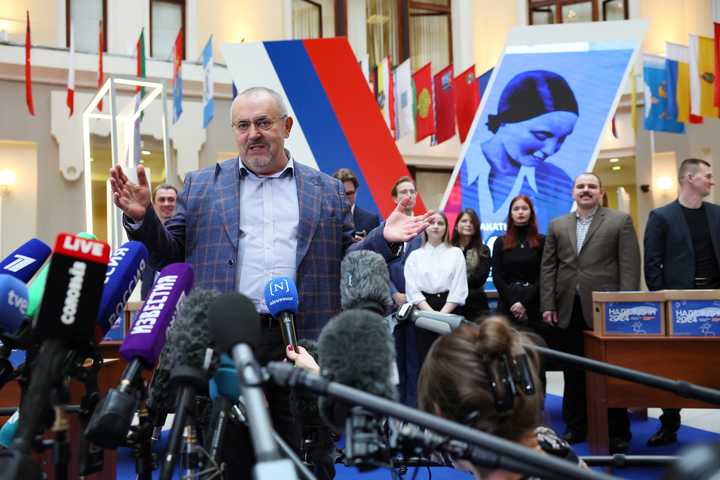 Boris Nadejdine lors du dépôt des signatures nécessaires à sa candidature à la présidentielle, le 31 janvier 2024 à la commission centrale électorale, à Moscou (Russie). (VERA SAVINA / AFP)